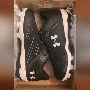 New in box Boys Under Armour Baseball Cleats size 6